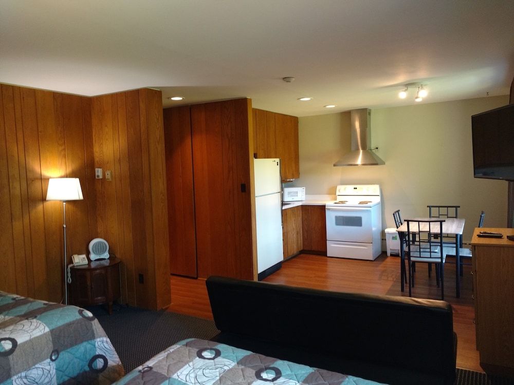 Premium Studio Suite, 2 Queen Beds, Kitchenette, Garden View
