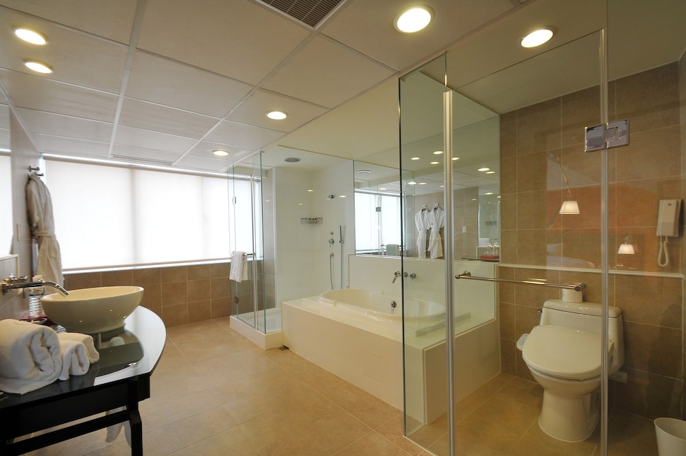 Suite, 1 Double or 2 Twin Beds (Station) thumbnail 5