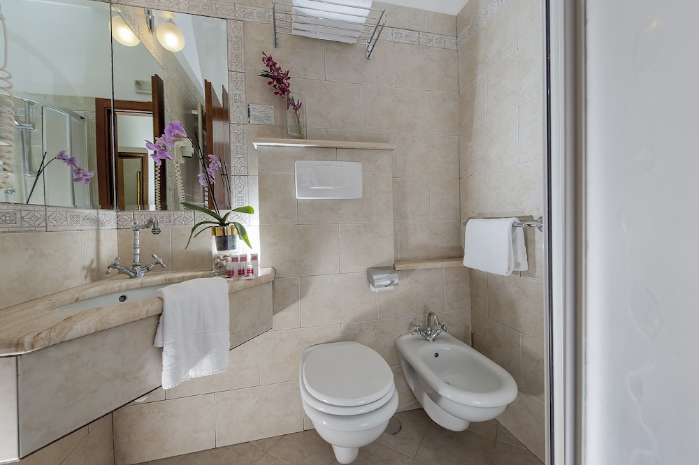 Classic Double or Twin Room, 1 Queen Bed thumbnail 6