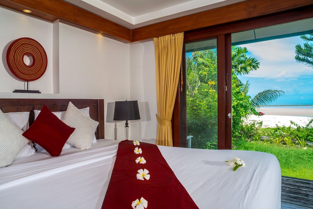 4-Bedroom Villa with Private Pool (Baan Chaai Haat)