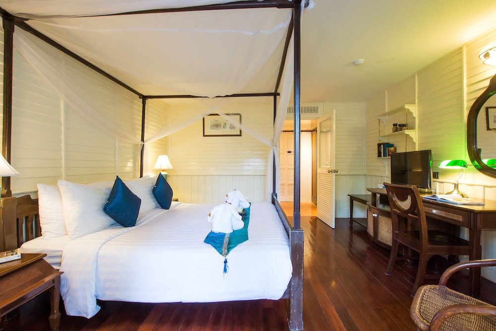 Deluxe King Bed Room photo 3