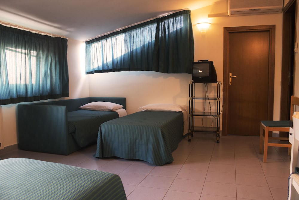 Basic Triple Room, Multiple Beds, Smoking, City View photo 1