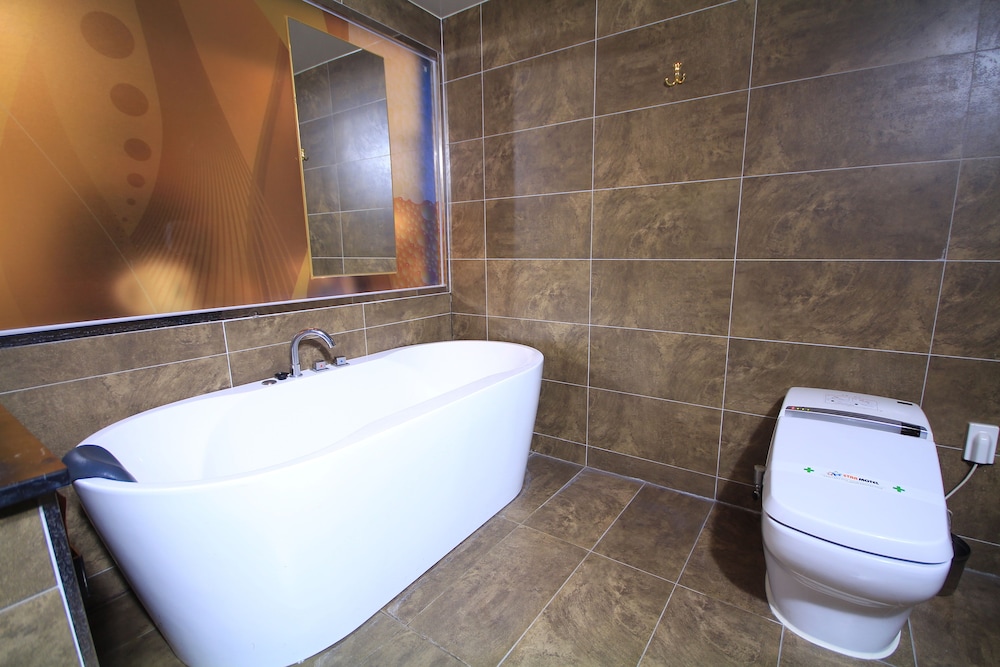 Twin Room (Base Occupancy is 2 pax, Extra Person Fee 10,000 KRW) photo 2