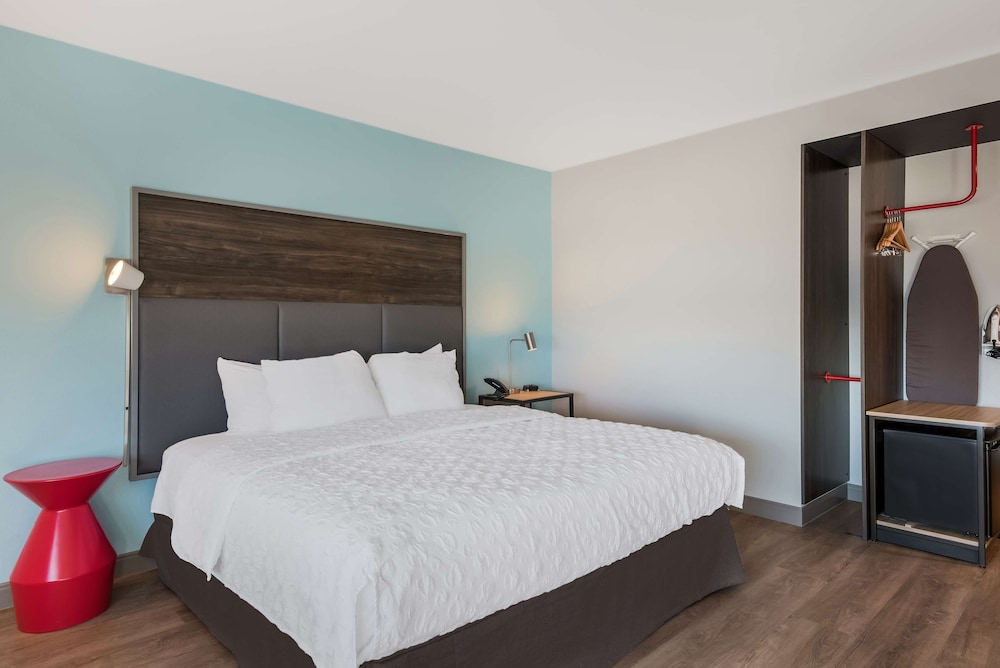 Room, 1 King Bed, Accessible (Roll-In Shower) photo 1
