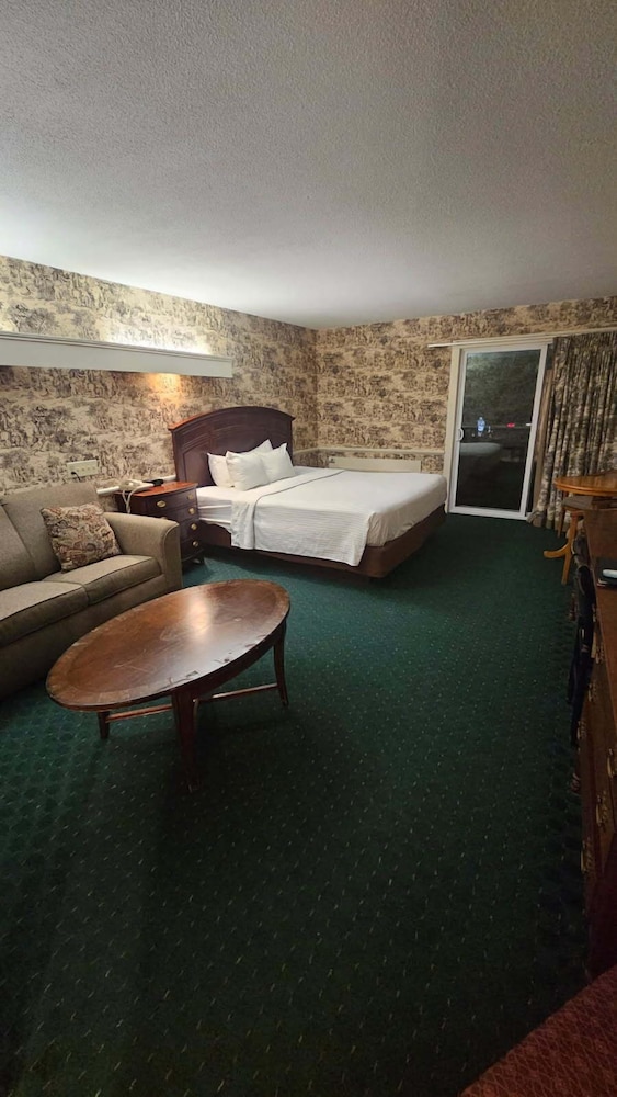 Country Motor Lodge 1 King Bed (Pets Allowed)
