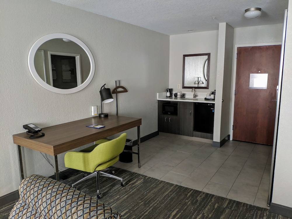 Suite, Multiple Beds, Non Smoking - Photo 2