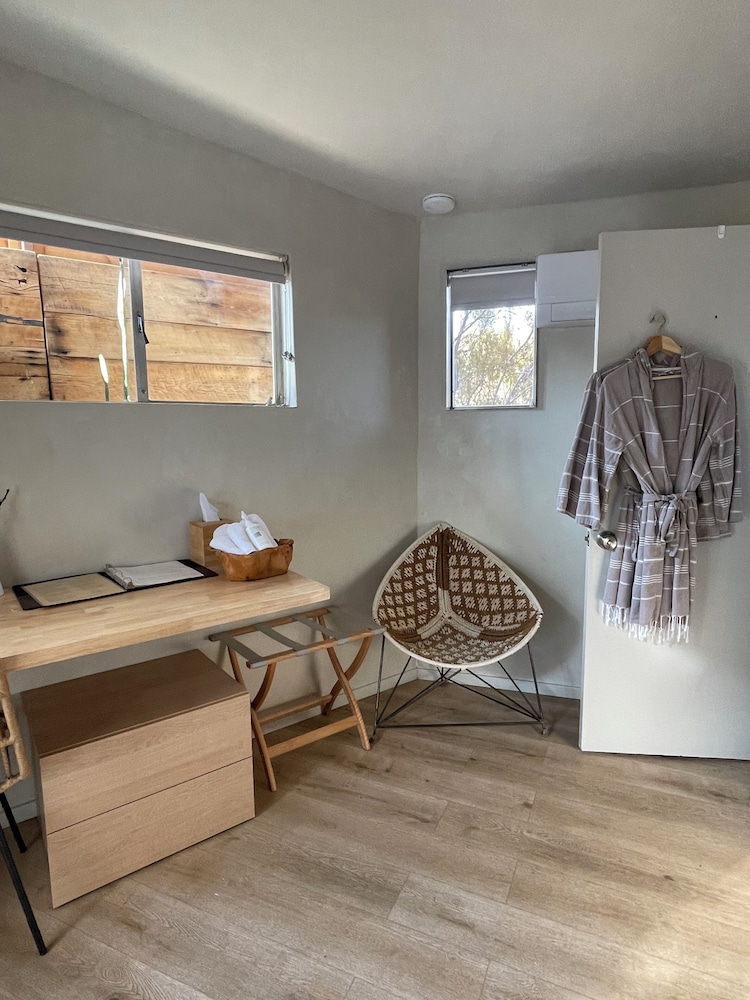 Classic Room, 1 Queen Bed, Private Bathroom, Corner photo 3