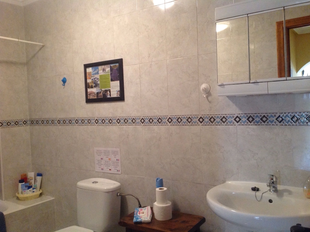 Classic Twin Room, Shared Bathroom photo 2