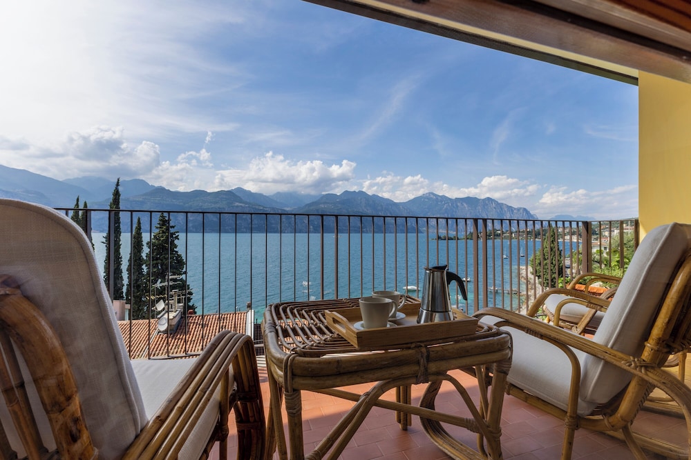 Family House, Multiple Bedrooms, Lakeside (Casa Val di Sogno)