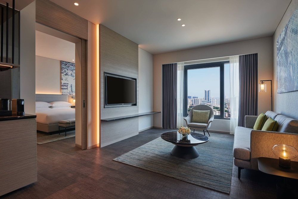 Suite, 1 Bedroom - Photo 1