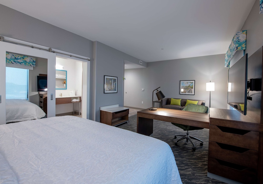 Studio, 1 King Bed, Refrigerator & Microwave (Wet bar) - Photo 1