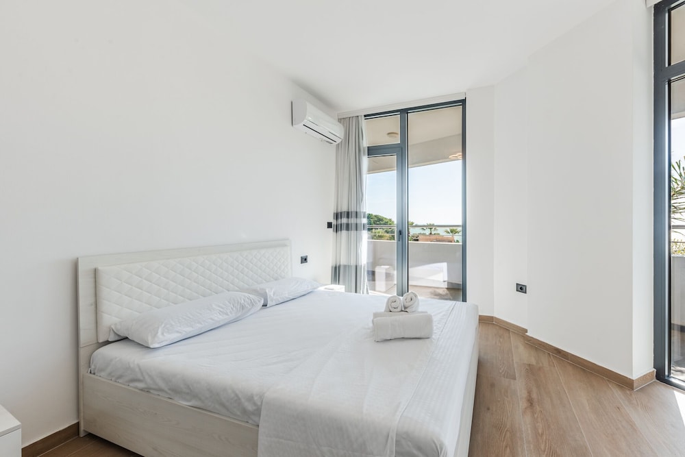 Luxury Apartment, Sea View