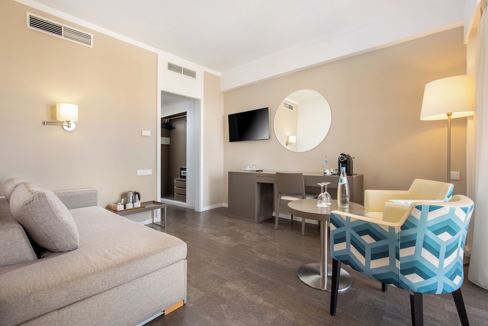 City Suite, City View (2 adults + 1 child) - Photo 5