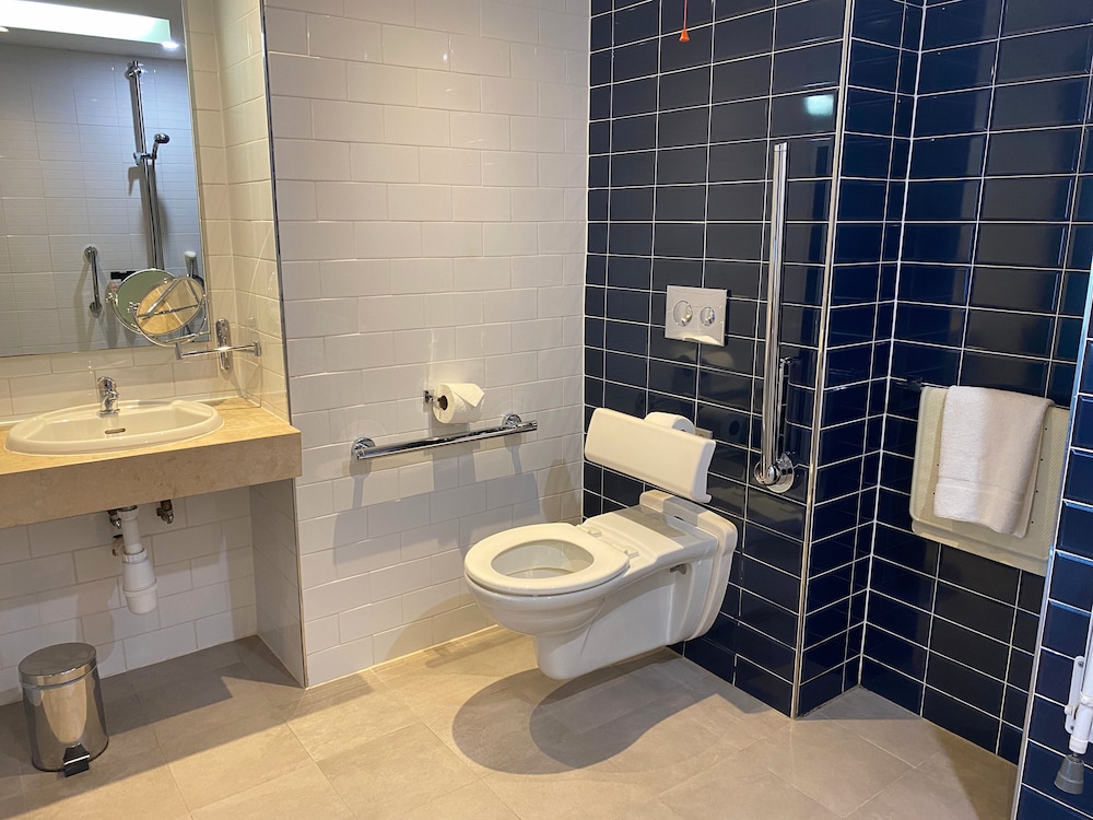 Double Accessible Room - Photo 4