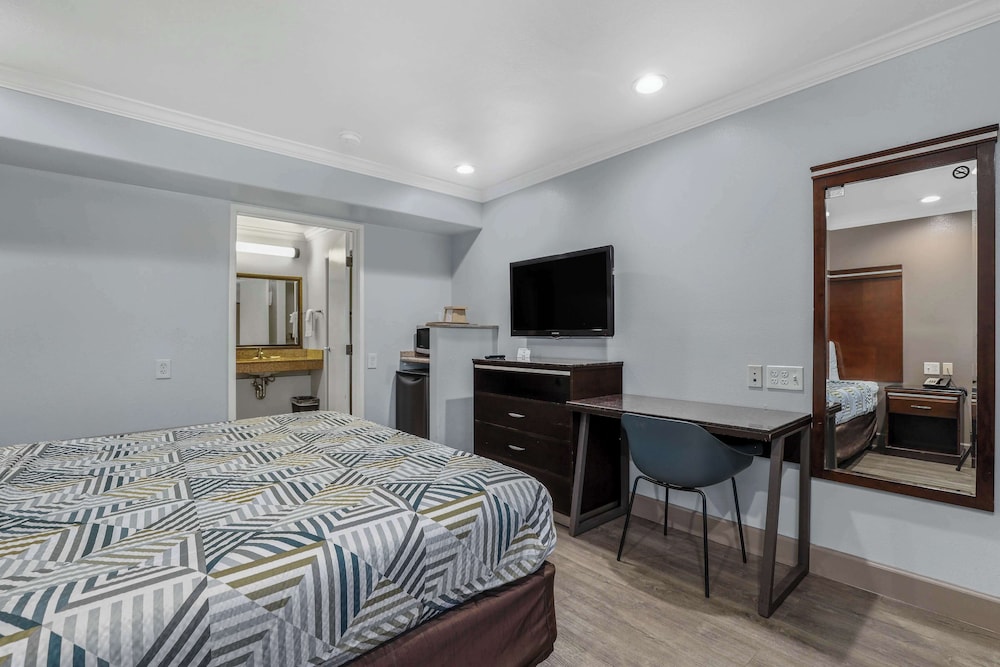 Standard Room, 1 King Bed, Non Smoking - Photo 4