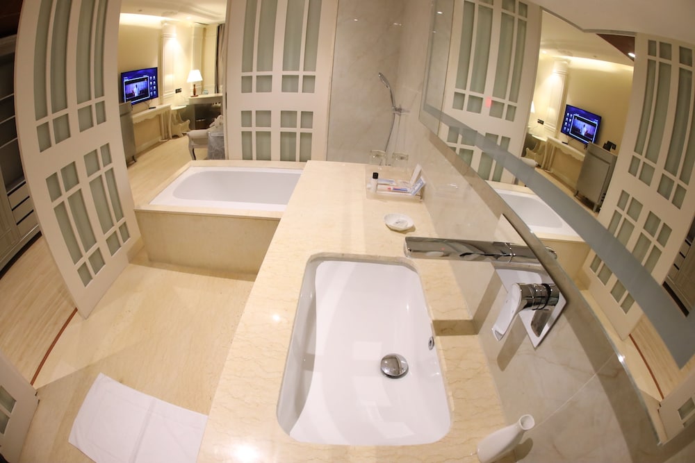 Queen Suite - Photo 9