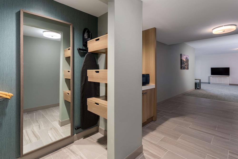 Room, 2 Queen Beds, Accessible, Mountain View (Bathtub) photo 2