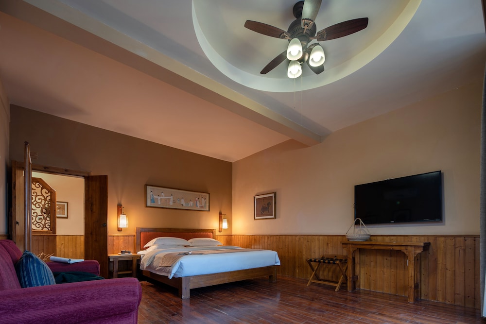Deluxe Family Suite with Balcony photo 1
