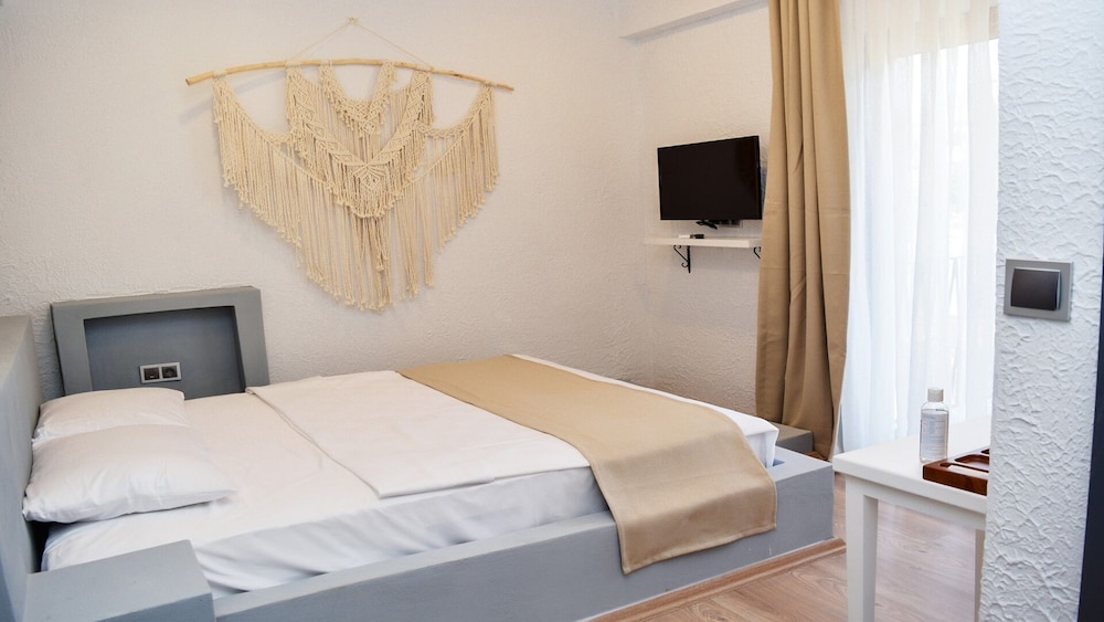 Standard Room, 1 Queen Bed, Courtyard View photo 2
