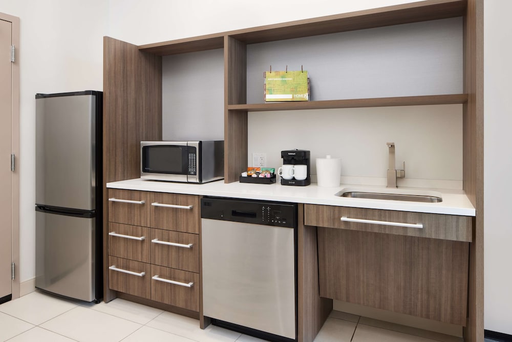 Suite, 1 Bedroom, Accessible (Mobility & Hearing, Roll-in Shower) - Photo 4