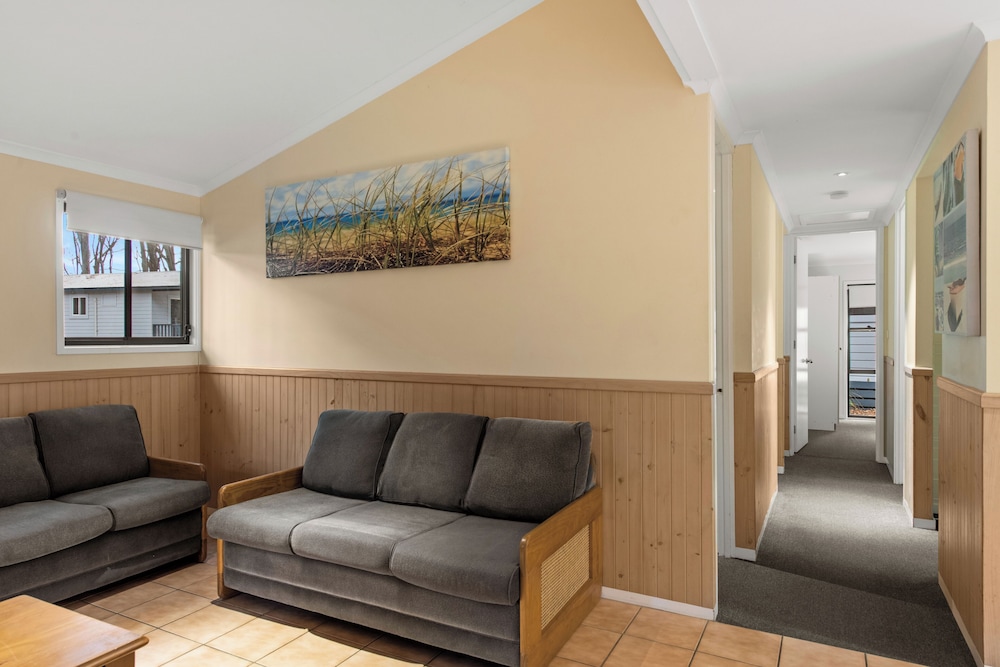 Deluxe 3 Bedroom Cabin - Sleeps 8 - Photo 7