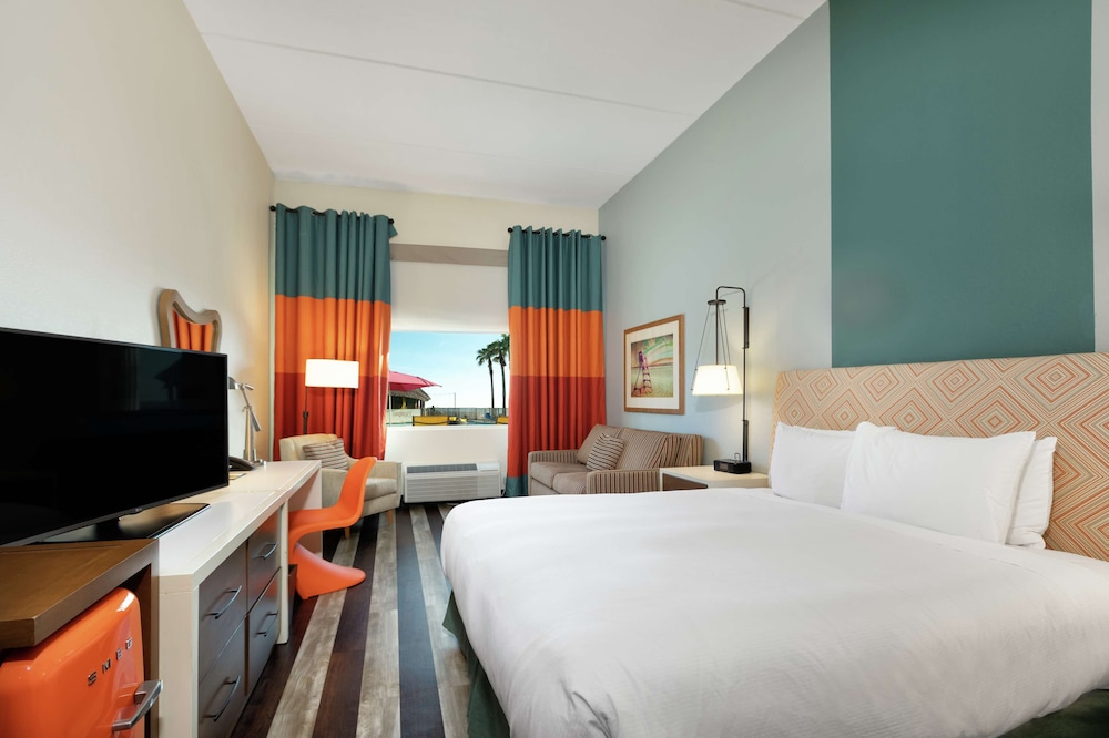 Room, 1 King Bed, Accessible, Bathtub - Photo 1