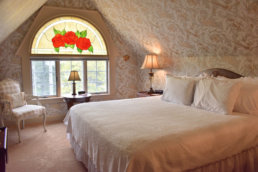 The Rose Honeymoon Suite