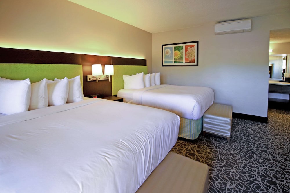 Standard Room, 2 Queen Beds, Non Smoking - Photo 1
