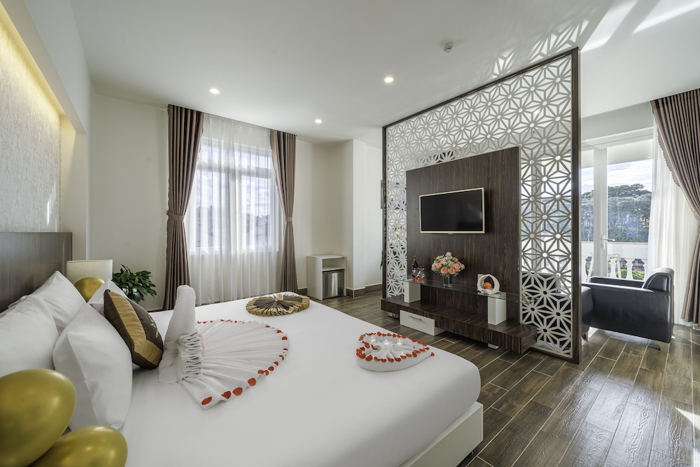 Panoramic Suite, Balcony, Hill View photo 2