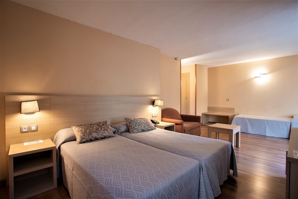 Superior Quadruple Room (2+2) photo 3