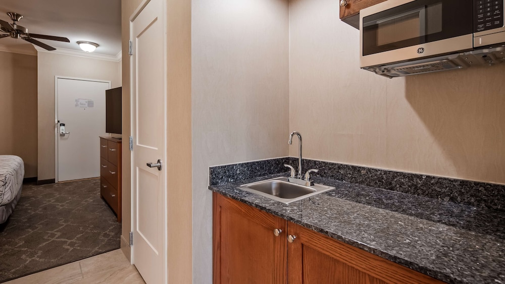 Suite, 1 King Bed, Balcony, Mountain View