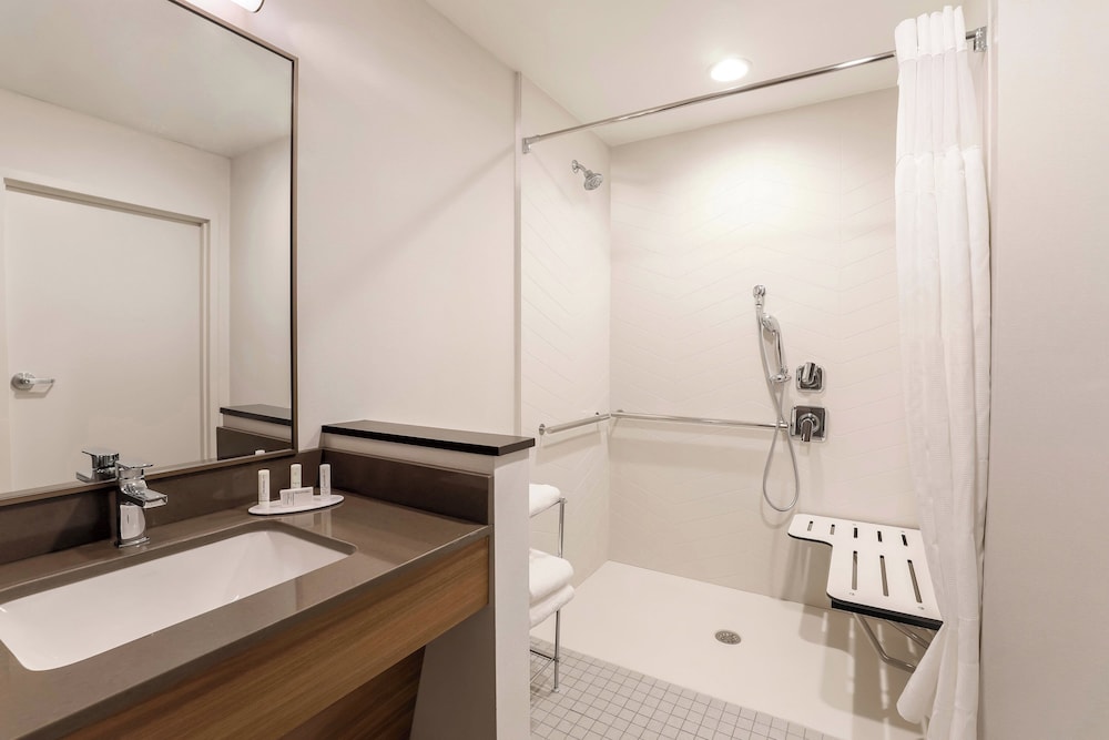 Room, 2 Queen Beds (Mobility Accessible, Roll-In Shower) - Photo 4