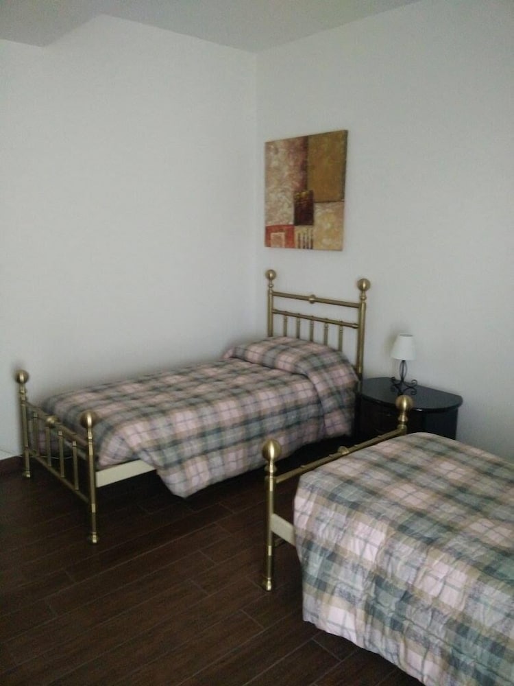 Twin Room, 2 Twin Beds, Shared Bathroom photo 3