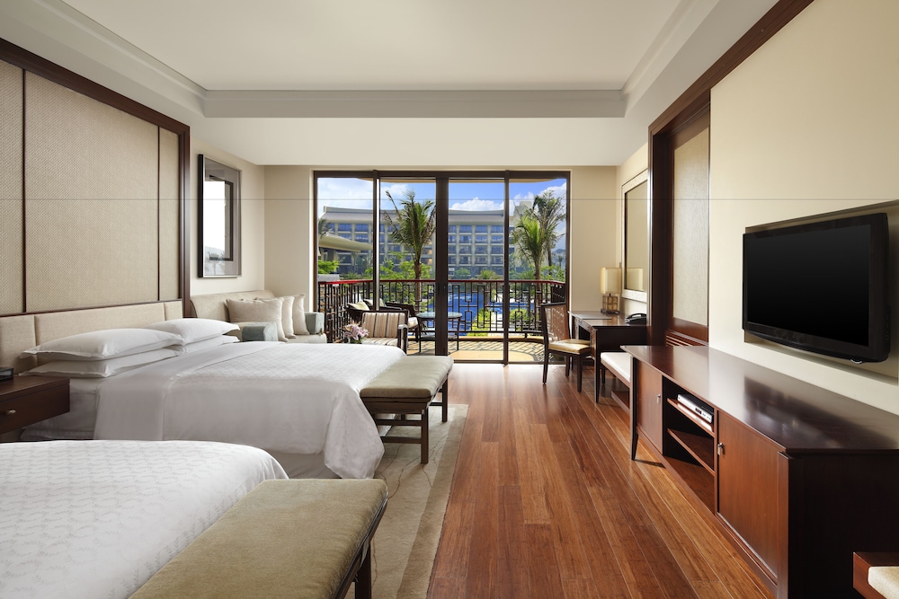 Deluxe Room, 1 King Bed, Balcony photo 2