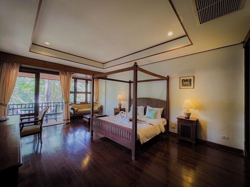 Hillside Deluxe King Room