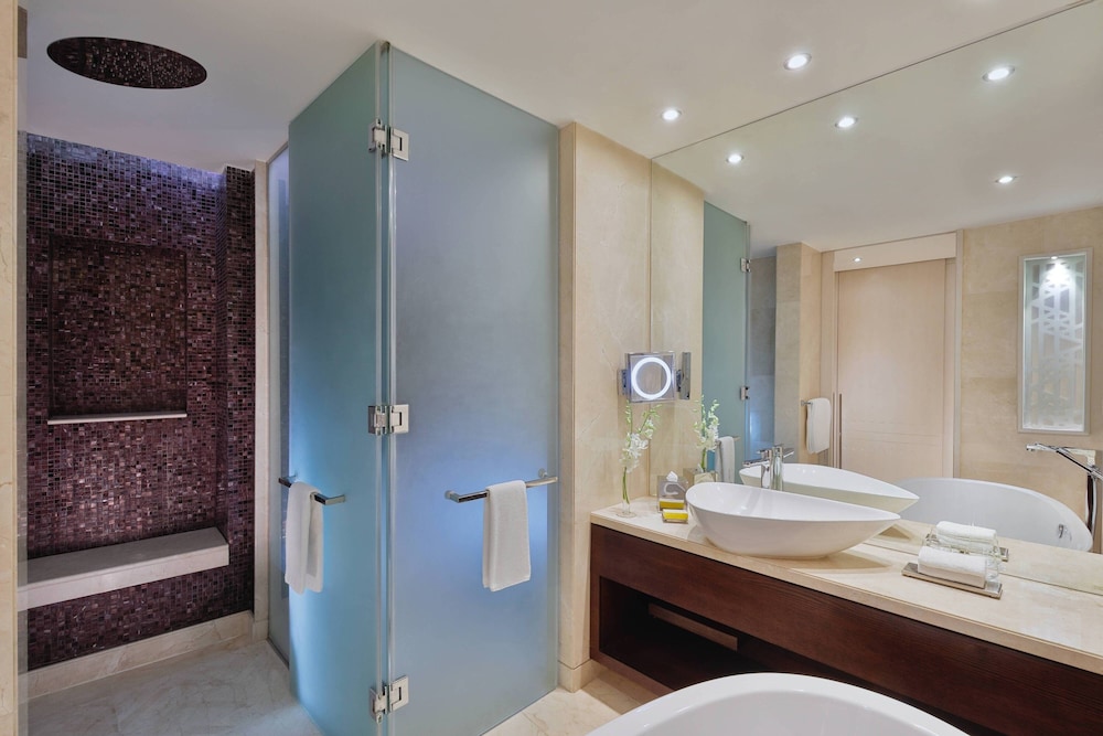 Deluxe Room, 1 King Bed, City View - Photo 2