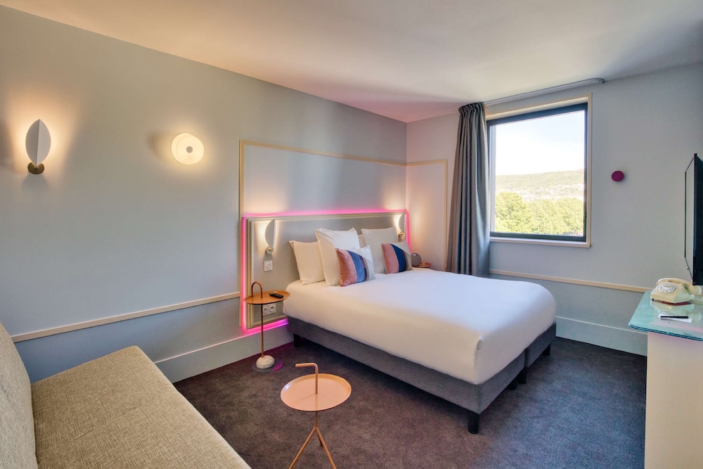 Comfort Room, 1 Queen Bed, Non Smoking (with Single Sofabed) - Photo 3