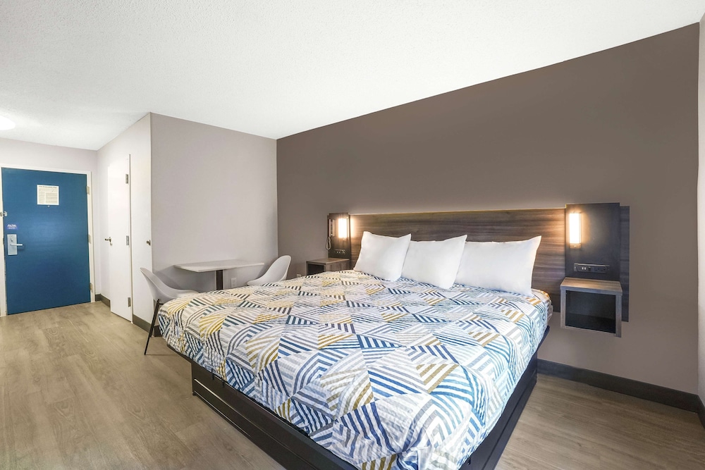 Standard Room, 1 King Bed, Non Smoking, Kitchenette - Photo 1