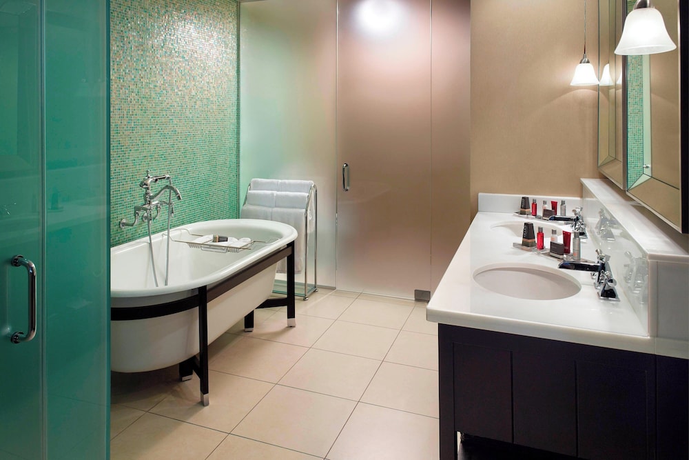 Club Room, 1 King Bed (Mobility/Hearing Accessible, Tub) - Photo 4