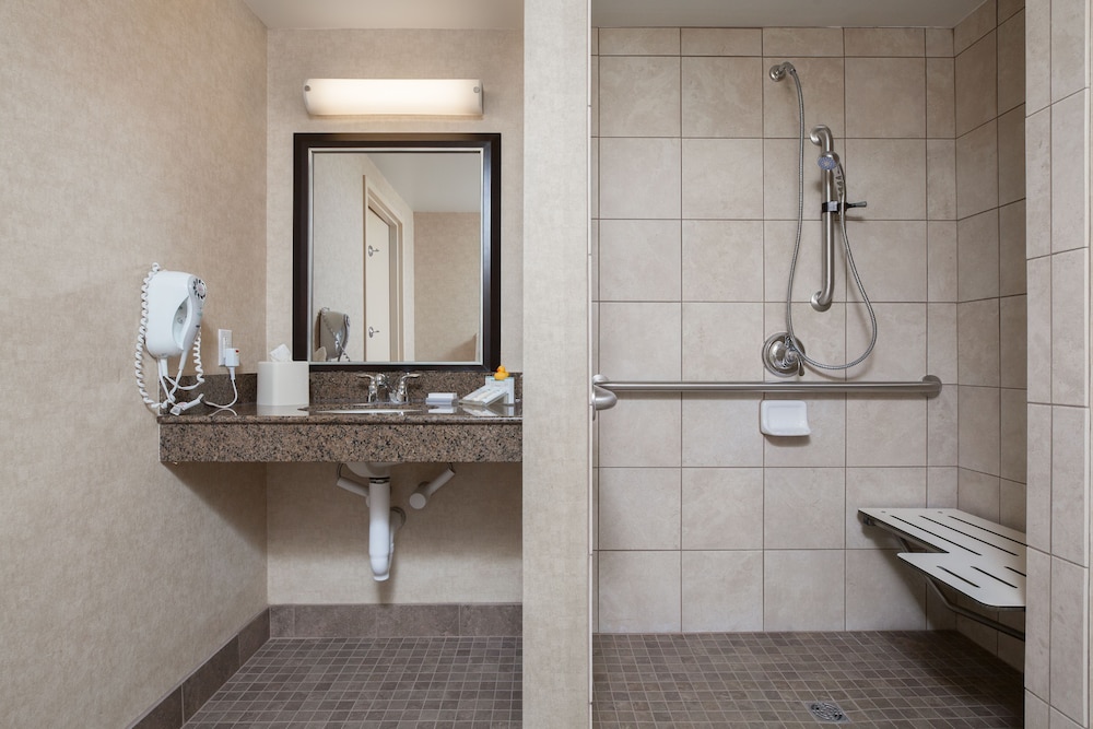 Room, 2 Queen Beds, Accessible (Mobility & Hearing, Roll-In Shower) - Photo 4