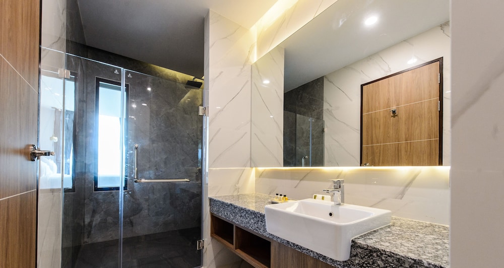 Grand King Jacuzzi Suite - Photo 6