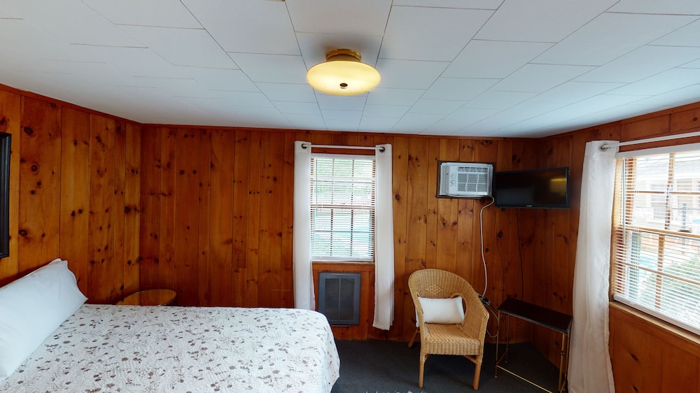 Economy Cottage, 1 King Bed (Cottage 12 or 14) photo 2