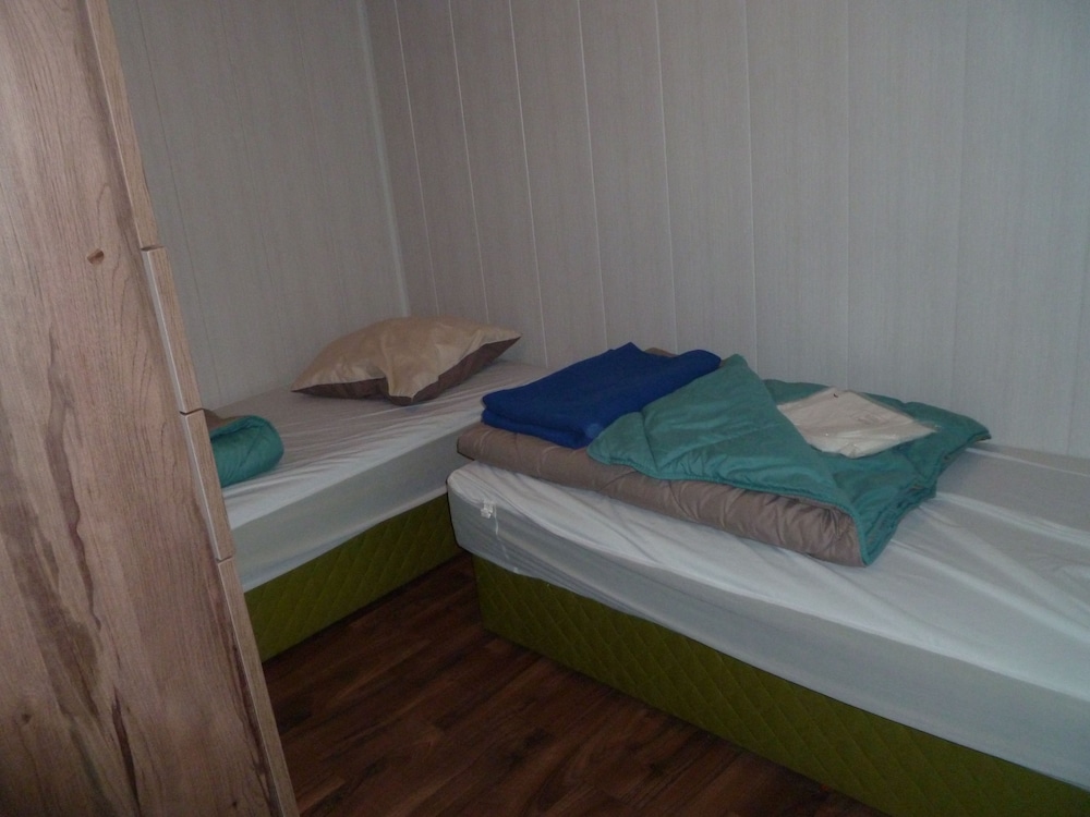 Mobile Home, 2 Bedrooms - Photo 1