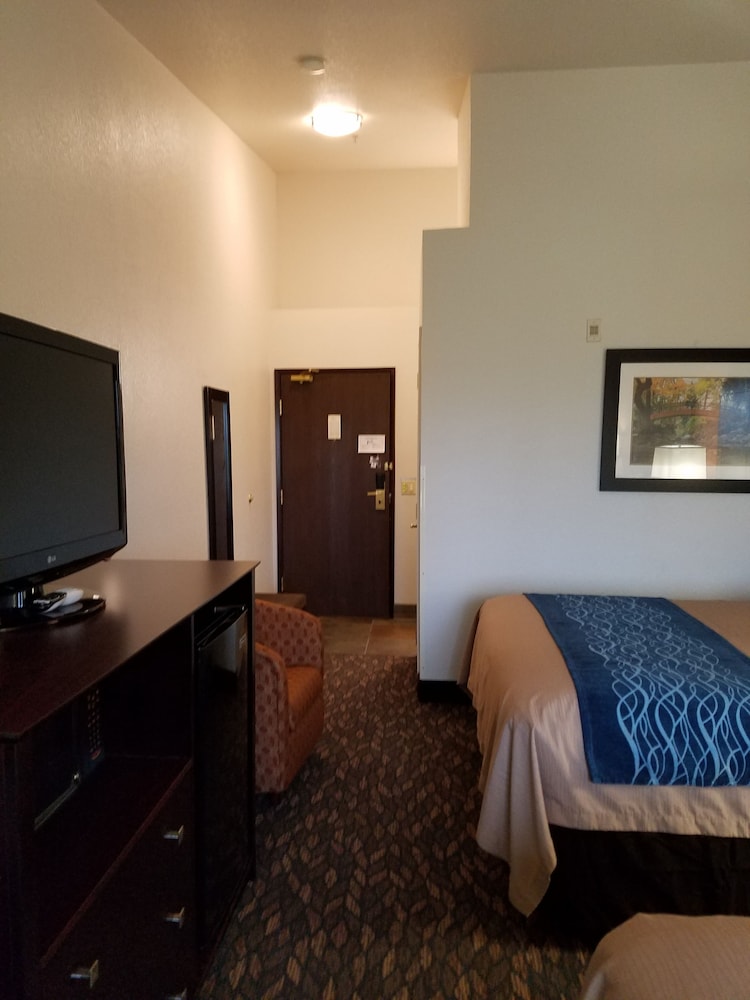 Standard Room, 2 Queen Beds, Non Smoking - Photo 8