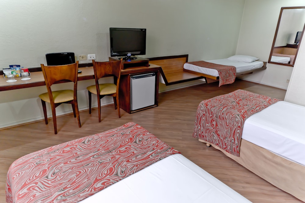Standard Triple Room, Multiple Beds - Photo 6