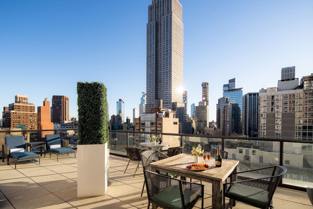 Room, 1 King Bed (Empire Skyview with Terrace)