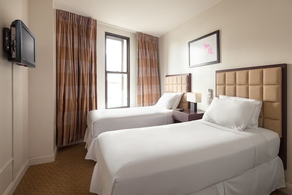 Standard Room, 2 Queen Beds photo 2