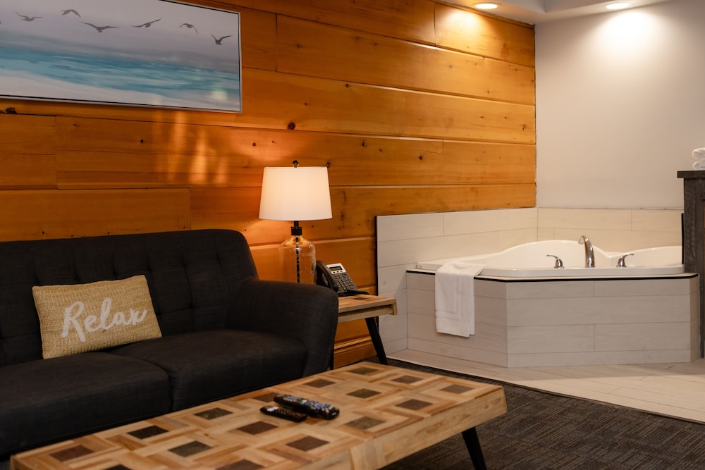 Luxury Suite, 1 King Bed, Jetted Tub, Lake View