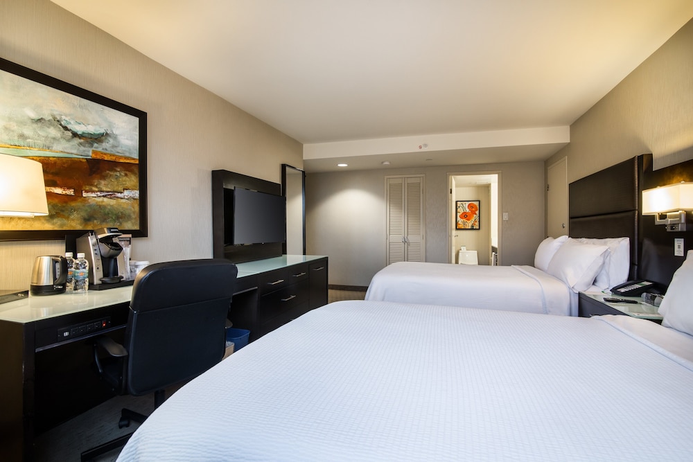 Standard Room, 2 Double Beds, Balcony (High Floor) - Photo 1