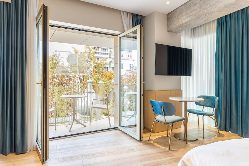 Superior Studio, 1 King Bed, Balcony - Photo 4